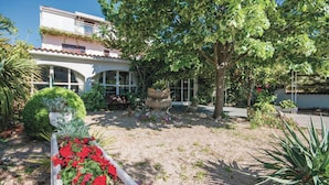 A garden with a variety of plants and a tree. - Apartment in Brodarica Near Beach & Krka Park (Sibenik)