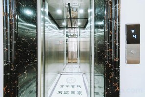 An elevator interior with a digital display showing the floor number. - Zhangjiajie Ancient and Modern Inn (Zhangjiajie)