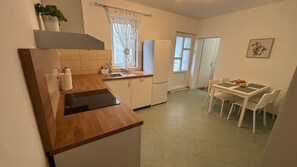 Kylskåp, ugn, spishäll och diskmaskin