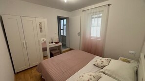 1 bedroom, iron/ironing board, internet, bed sheets