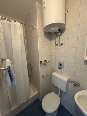 A bathroom with a shower, toilet, and sink. - Apartmani Vela Makarska - Classic One Bedroom Apartment (Makarska)