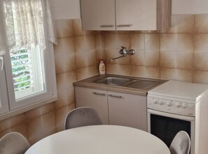 Fridge, oven, coffee/tea maker, toaster