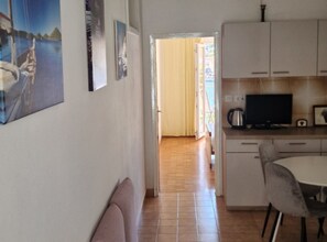 Dining - Apartments Bleuš - One Bedroom Apartment with Balcony and See View 2 (Brna)