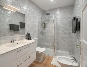 Een douche, een haardroger, een bidet, handdoeken
