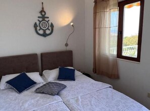 1 soverom, strykejern/-brett, internettilgang og sengetøy