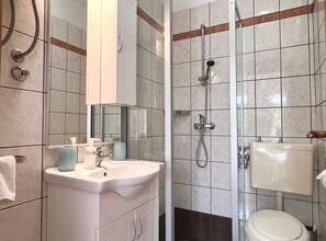 Douche, sèche-cheveux, serviettes fournies