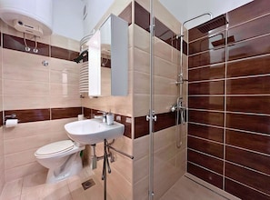 Regadera, secadora de cabello, toallas 