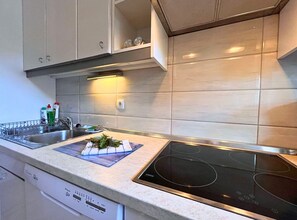 Réfrigérateur, micro-ondes, lave-vaisselle, cafetière/bouilloire