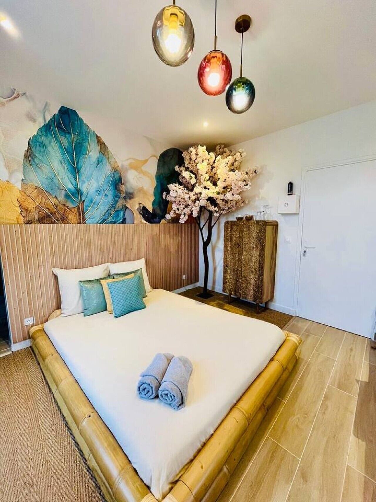 Een strijkplank/strijkijzer, reisbedje, gratis wifi, beddengoed