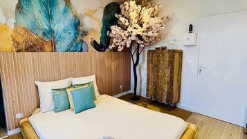 Een strijkplank/strijkijzer, reisbedje, gratis wifi, beddengoed