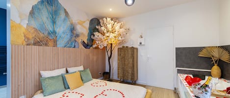 Iron/ironing board, travel cot, free WiFi, bed sheets