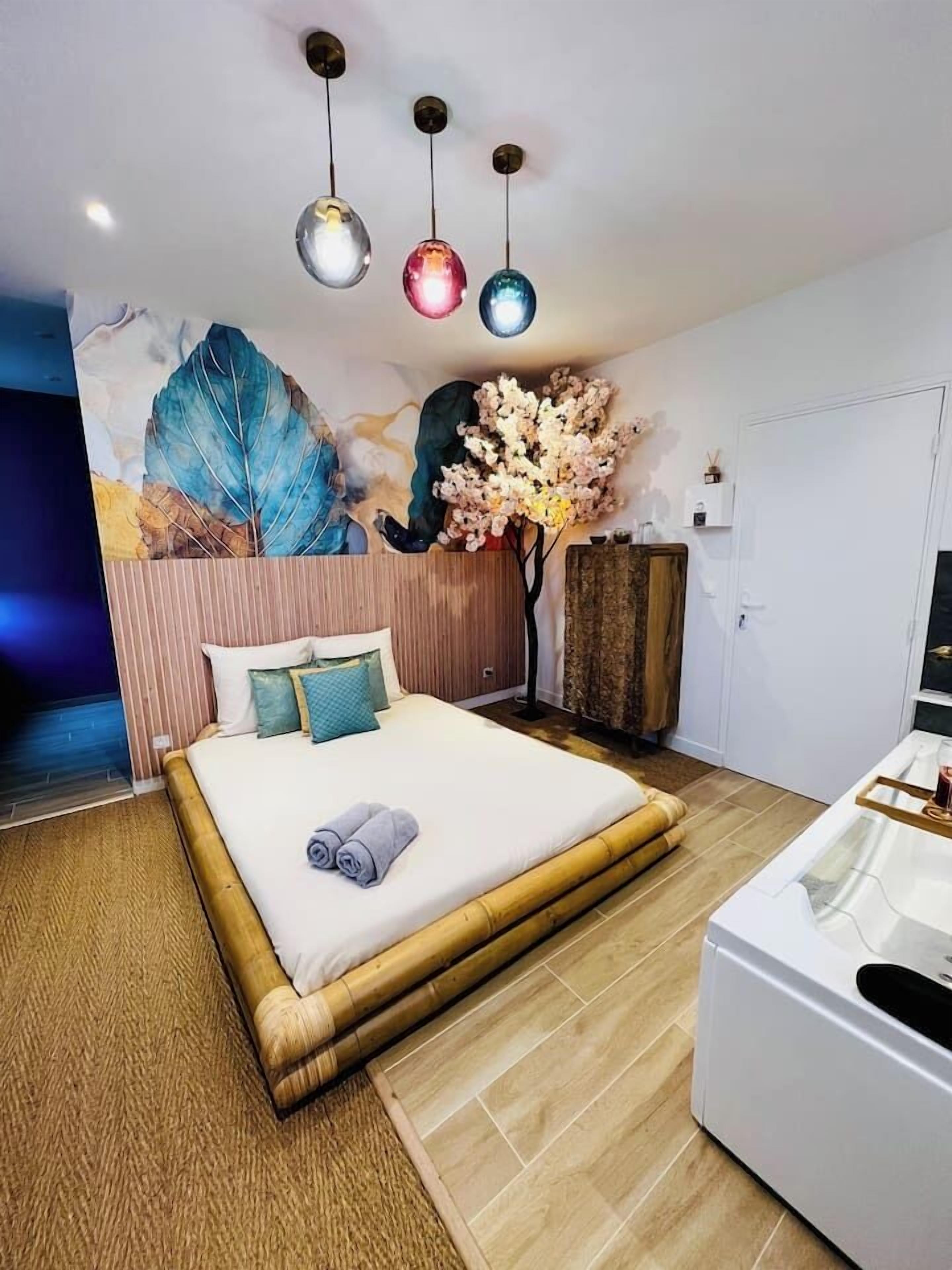 Een strijkplank/strijkijzer, reisbedje, gratis wifi, beddengoed