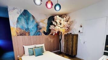 Een strijkplank/strijkijzer, reisbedje, gratis wifi, beddengoed