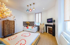 1 habitación, tabla de planchar con plancha, wifi gratis y ropa de cama