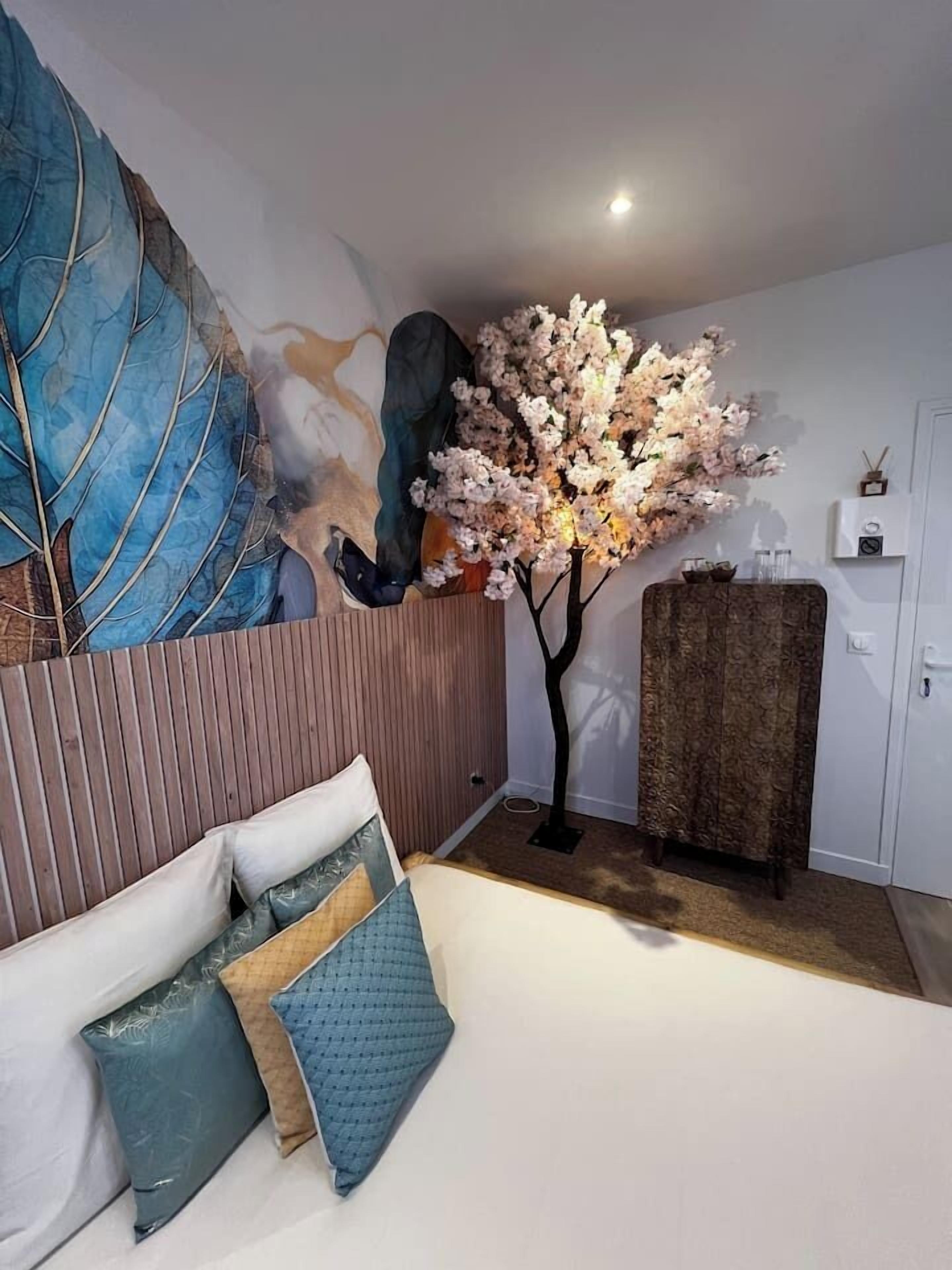 Een strijkplank/strijkijzer, reisbedje, gratis wifi, beddengoed