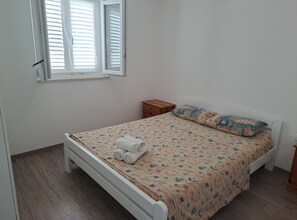 2 bedrooms, iron/ironing board, internet, bed sheets