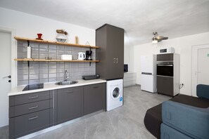 Een koelkast, een oven, een koffiezetapparaat/waterkoker