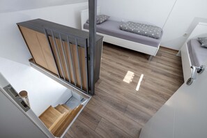 2 slaapkamers, een strijkplank/strijkijzer, internet, beddengoed