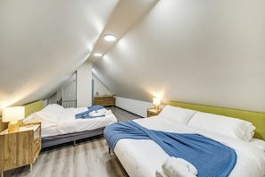 3 bedrooms, desk, WiFi, bed sheets - 4 Mi to Dtwn: Modern Retreat w/ Yard in Cleveland (Cleveland)
