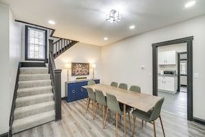 Dining - 4 Mi to Dtwn: Modern Retreat w/ Yard in Cleveland (Cleveland)