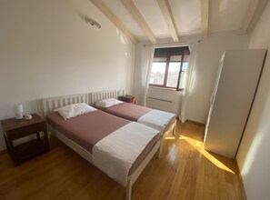 2 chambres, fer et planche à repasser, accès Internet, draps fournis