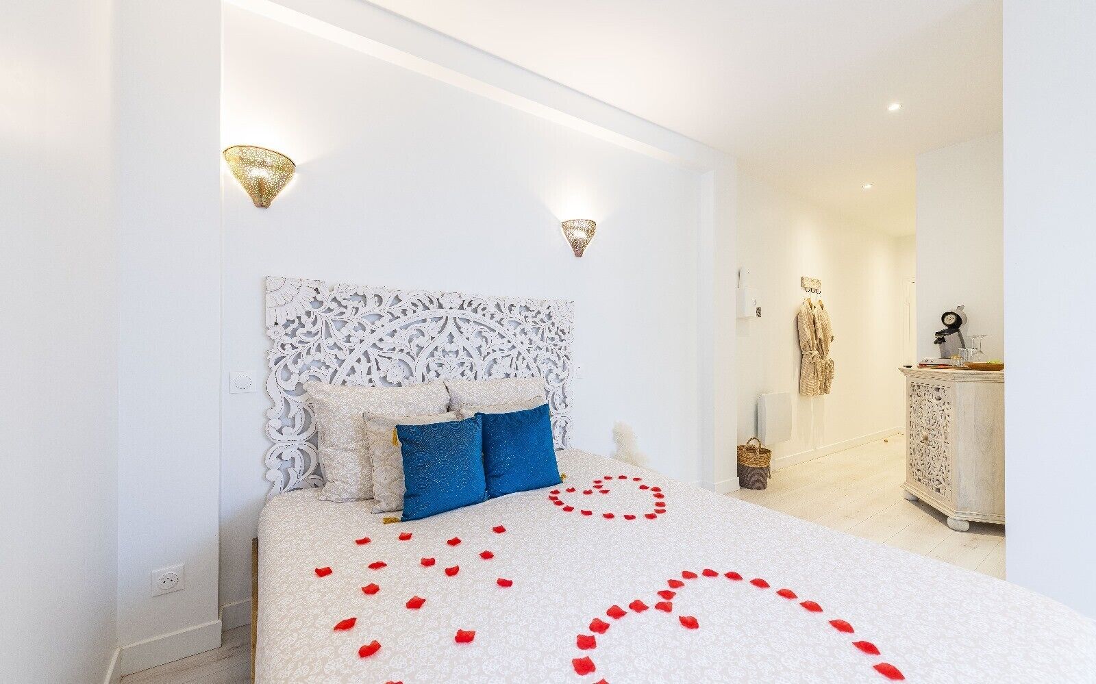 Iron/ironing board, travel cot, WiFi, bed sheets
