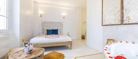 Iron/ironing board, travel cot, WiFi, bed sheets