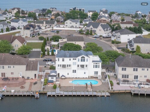 Serene 3-bedroom villa 3600 sq feet perfect for relaxing stays in Lacey Township