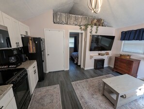 Fridge, microwave, oven, stovetop - Cozy Private Cottage | Full Kitchen | 7-Min to IU (Bloomington)