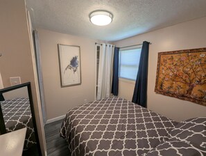 1 bedroom, iron/ironing board, internet, bed sheets - Cozy Private Cottage | Full Kitchen | 7-Min to IU (Bloomington)