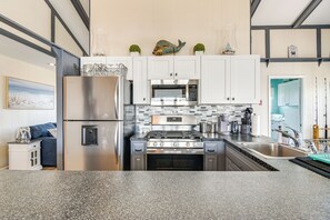 Fridge, microwave, stovetop, dishwasher
