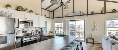Fridge, microwave, stovetop, dishwasher