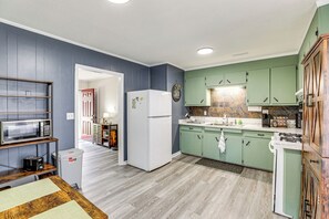 Micro-ondes, plaque de cuisson, cafetière/bouilloire, grille-pain