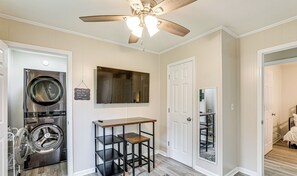 Interior - < 5 Mi to Dtwn Walterboro: Grill, Game & More! (Walterboro)