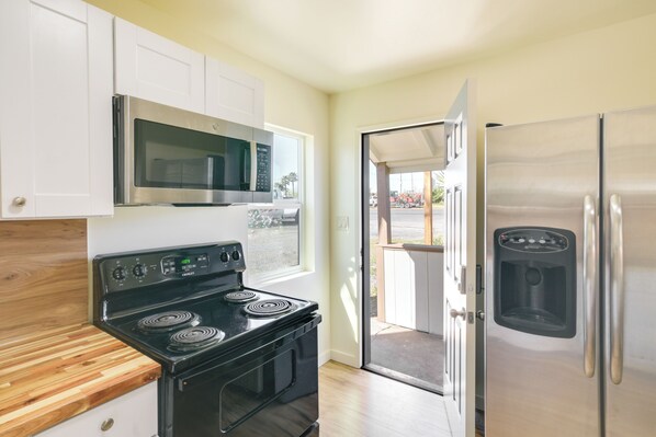 Fridge, microwave, stovetop, coffee/tea maker - Studio 2 Mi to Feather River: Bring Your Pet! (Oroville)