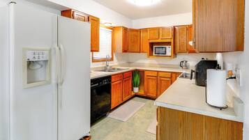 Coffee/tea maker, fridge, microwave, stovetop