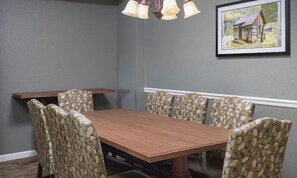 Dining - Wyndham Smoky Mountains Resort Deluxe 1BR Sevierville, Pigeon Forge, Gatlinburg (Sevierville)