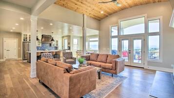 Televisor intel·ligent, llar de foc, futbolí i taula de tennis de taula