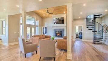 Televisor intel·ligent, llar de foc, futbolí i taula de tennis de taula