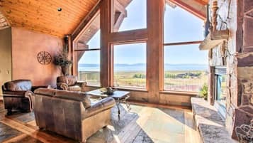 Televisor intel·ligent, llar de foc, futbolí i taula de tennis de taula