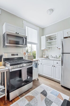 Jääkaappi, mikroaaltouuni, uuni, liesi