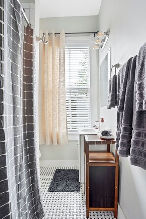 Haartrockner, Handtücher, Seife, Shampoo