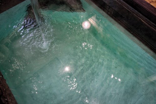 Charming country house with WiFi, heated pool, artwork, barbecue in the garden.