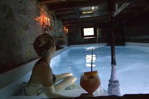 Charming country house with WiFi, heated pool, artwork, barbecue in the garden.