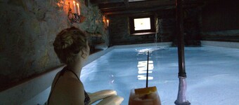 Charming country house with WiFi, heated pool, artwork, barbecue in the garden.