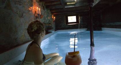 Charming country house with WiFi, heated pool, artwork, barbecue in the garden.