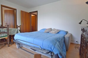 2 bedrooms, bed sheets