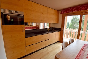 Réfrigérateur, un four, surface de cuisson, lave-vaisselle