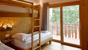 Ein Zimmer mit einem Holzbett mit zwei Etagen und einem Balkon.