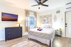 Iron/ironing board, travel crib, WiFi, bed sheets - Intracoastal Waterside Studio 2 Blocks to Beach (Clearwater Beach)